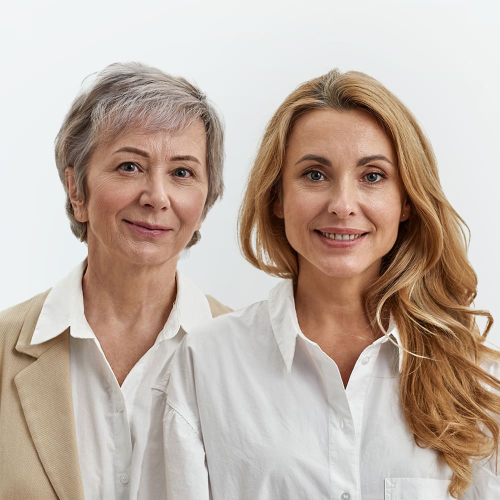 Donna anziana e figlia sorridenti accanto al servizio di preventivo personalizzato Amalia